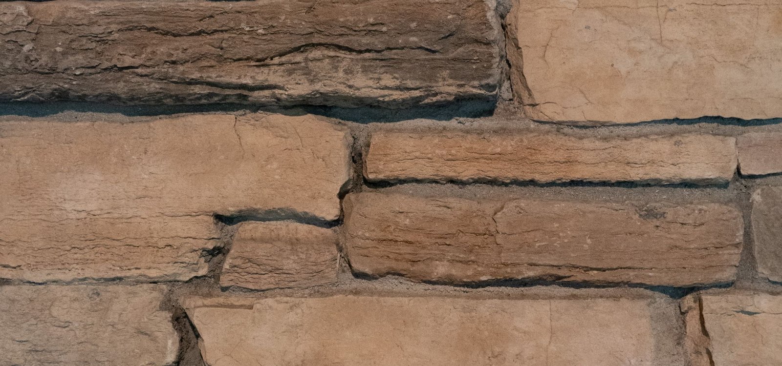 Remise en état dans le bâti en pierre bordelais Mur de pierres calcaires en assises régulières, matière du bâti ancien bordelais